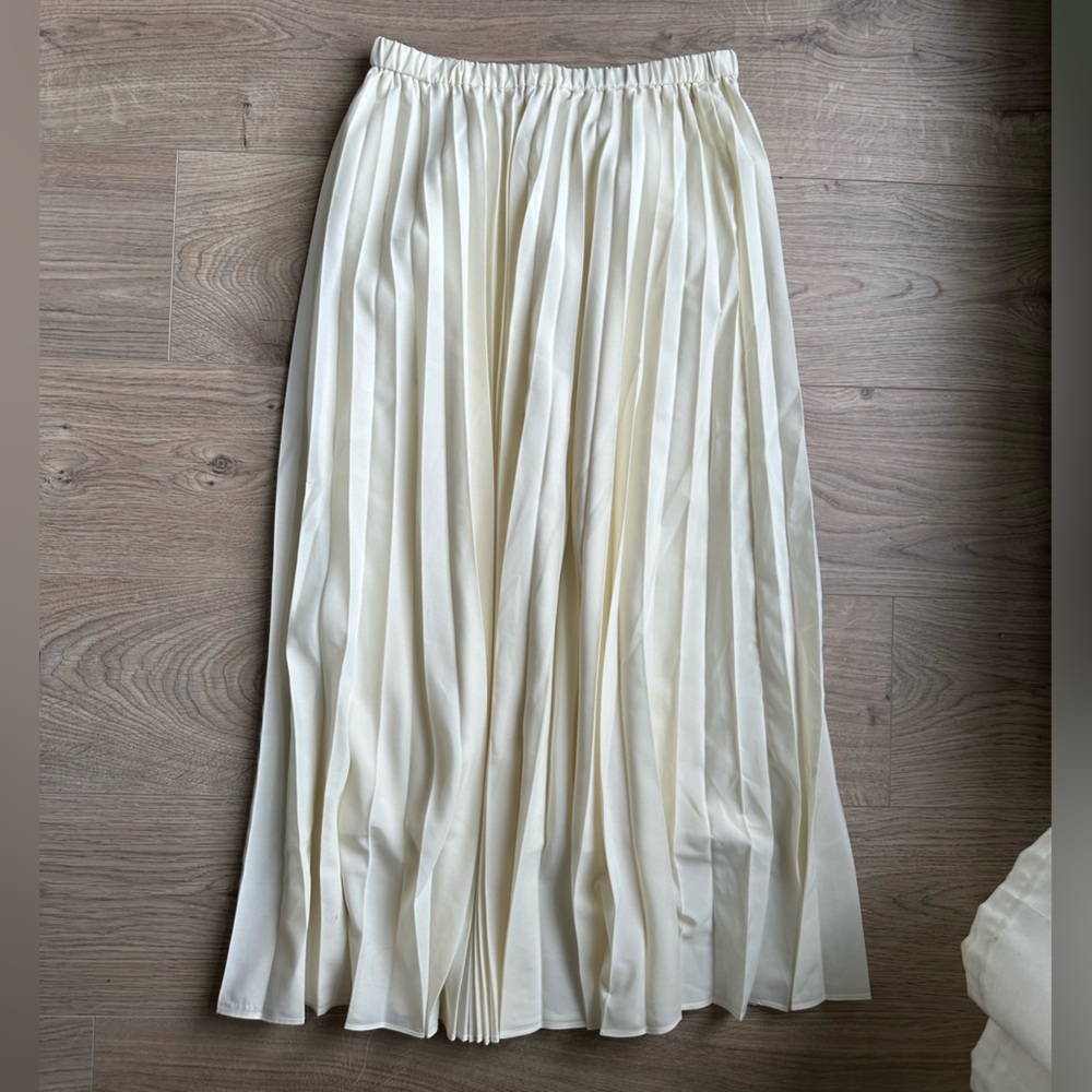 Uniqlo Cream Pleated Midi Skirt